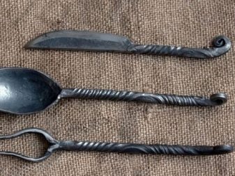 Столові прилади (43 фото): хороші елітні набори, гарні іменні варіанти з дерев’яними ручками, незвичайні золоті набори на 6 персон