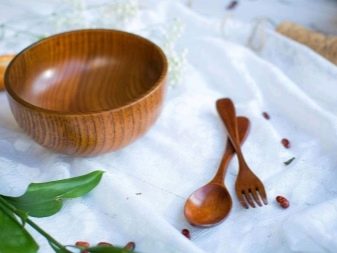 Столові прилади (43 фото): хороші елітні набори, гарні іменні варіанти з дерев’яними ручками, незвичайні золоті набори на 6 персон