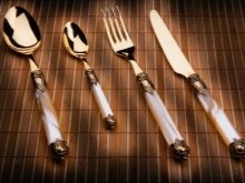 Столові прилади (43 фото): хороші елітні набори, гарні іменні варіанти з дерев’яними ручками, незвичайні золоті набори на 6 персон