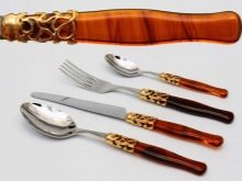 Столові прилади (43 фото): хороші елітні набори, гарні іменні варіанти з дерев’яними ручками, незвичайні золоті набори на 6 персон