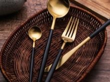 Столові прилади (43 фото): хороші елітні набори, гарні іменні варіанти з дерев’яними ручками, незвичайні золоті набори на 6 персон