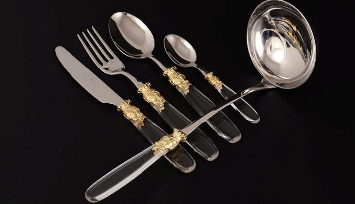 Столові прилади (43 фото): хороші елітні набори, гарні іменні варіанти з дерев’яними ручками, незвичайні золоті набори на 6 персон