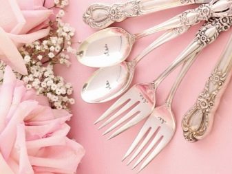 Столові прилади (43 фото): хороші елітні набори, гарні іменні варіанти з дерев’яними ручками, незвичайні золоті набори на 6 персон