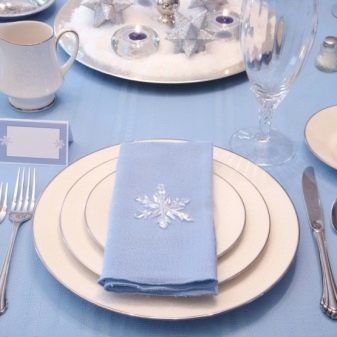 Столові прилади (43 фото): хороші елітні набори, гарні іменні варіанти з дерев’яними ручками, незвичайні золоті набори на 6 персон