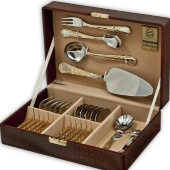 Столові прилади (43 фото): хороші елітні набори, гарні іменні варіанти з дерев’яними ручками, незвичайні золоті набори на 6 персон