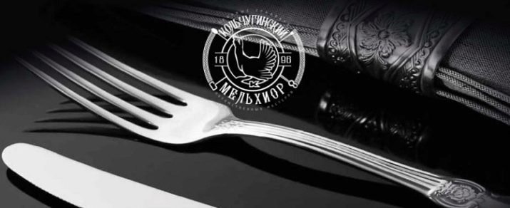 Столові прилади (43 фото): хороші елітні набори, гарні іменні варіанти з дерев’яними ручками, незвичайні золоті набори на 6 персон