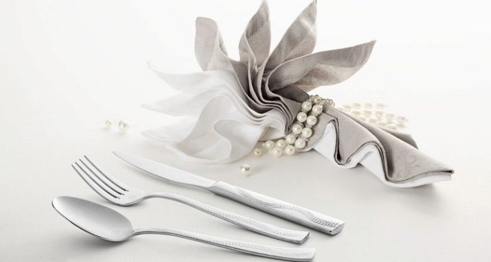 Столові прилади (43 фото): хороші елітні набори, гарні іменні варіанти з дерев’яними ручками, незвичайні золоті набори на 6 персон