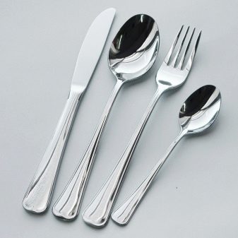 Столові прилади (43 фото): хороші елітні набори, гарні іменні варіанти з дерев’яними ручками, незвичайні золоті набори на 6 персон