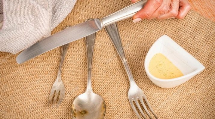 Столові прилади (43 фото): хороші елітні набори, гарні іменні варіанти з дерев’яними ручками, незвичайні золоті набори на 6 персон