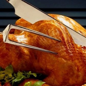 Столові прилади (43 фото): хороші елітні набори, гарні іменні варіанти з дерев’яними ручками, незвичайні золоті набори на 6 персон