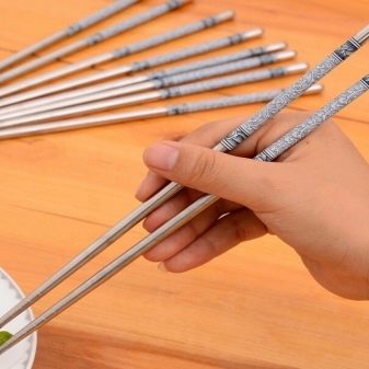 Столові прилади (43 фото): хороші елітні набори, гарні іменні варіанти з дерев’яними ручками, незвичайні золоті набори на 6 персон