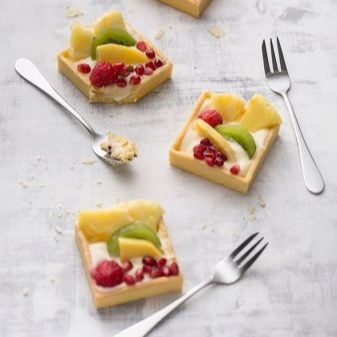 Столові прилади (43 фото): хороші елітні набори, гарні іменні варіанти з дерев’яними ручками, незвичайні золоті набори на 6 персон