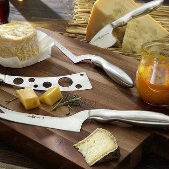 Столові прилади (43 фото): хороші елітні набори, гарні іменні варіанти з дерев’яними ручками, незвичайні золоті набори на 6 персон