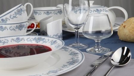 Столовий сервіз (33 фото): обідній, чайний сервіз та інші види. Елітна красива біла посуд з порцеляни і набори для посудомийної машини