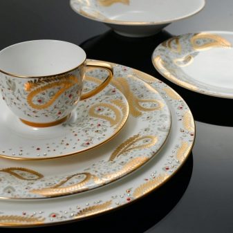 Столовий сервіз (33 фото): обідній, чайний сервіз та інші види. Елітна красива біла посуд з порцеляни і набори для посудомийної машини