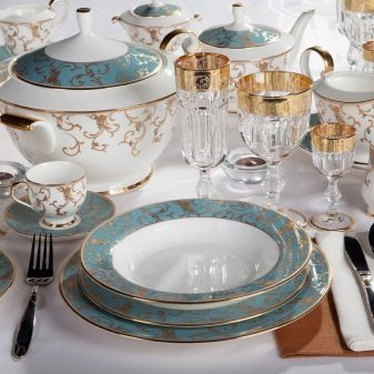 Столовий сервіз (33 фото): обідній, чайний сервіз та інші види. Елітна красива біла посуд з порцеляни і набори для посудомийної машини