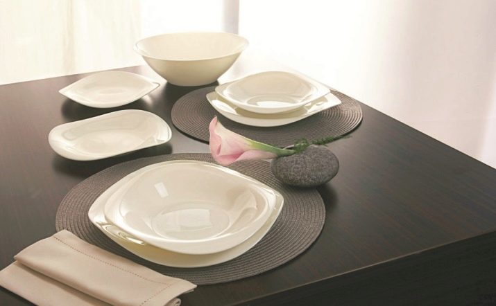 Столовий сервіз на 12 персон: огляд обідніх наборів посуду виробництва Чехії, Німеччини та інших. Особливості чайних наборів з фарфору