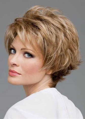 Стрижка «аврора» на коротке волосся (36 фото): особливості жіночої зачіски. Йде вона дівчат з кучерявими волоссям?