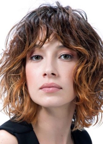 Стрижка “аврора” на середні волосся (45 фото): особливості жіночої зачіски, варіанти для кучерявих і прямих волосся середньої довжини