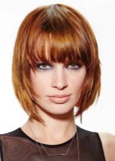 Стрижка боб з чубчиком на середні волосся (фото 52): зачіска з косою чубчиком 2020, багатошарові і подовжені стрижки, особливості інших видів