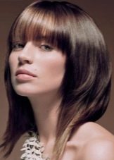 Стрижка боб з чубчиком на середні волосся (фото 52): зачіска з косою чубчиком 2020, багатошарові і подовжені стрижки, особливості інших видів