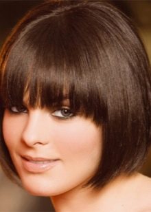 Стрижка боб з чубчиком на середні волосся (фото 52): зачіска з косою чубчиком 2020, багатошарові і подовжені стрижки, особливості інших видів