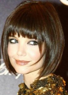 Стрижка боб з чубчиком на середні волосся (фото 52): зачіска з косою чубчиком 2020, багатошарові і подовжені стрижки, особливості інших видів