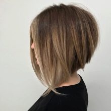 Стрижка боб з чубчиком на середні волосся (фото 52): зачіска з косою чубчиком 2020, багатошарові і подовжені стрижки, особливості інших видів