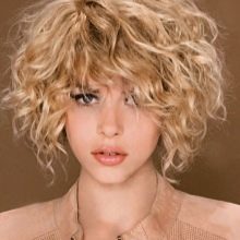 Стрижка боб з чубчиком на середні волосся (фото 52): зачіска з косою чубчиком 2020, багатошарові і подовжені стрижки, особливості інших видів