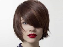 Стрижка боб з чубчиком на середні волосся (фото 52): зачіска з косою чубчиком 2020, багатошарові і подовжені стрижки, особливості інших видів