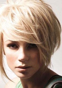 Стрижка боб з чубчиком на середні волосся (фото 52): зачіска з косою чубчиком 2020, багатошарові і подовжені стрижки, особливості інших видів