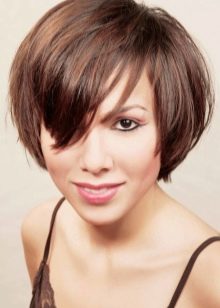 Стрижка боб з чубчиком на середні волосся (фото 52): зачіска з косою чубчиком 2020, багатошарові і подовжені стрижки, особливості інших видів