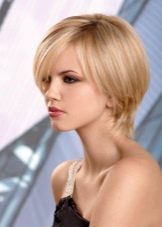 Стрижка боб з чубчиком на середні волосся (фото 52): зачіска з косою чубчиком 2020, багатошарові і подовжені стрижки, особливості інших видів