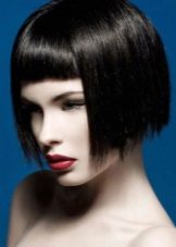 Стрижка боб з чубчиком на середні волосся (фото 52): зачіска з косою чубчиком 2020, багатошарові і подовжені стрижки, особливості інших видів