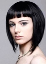 Стрижка боб з чубчиком на середні волосся (фото 52): зачіска з косою чубчиком 2020, багатошарові і подовжені стрижки, особливості інших видів