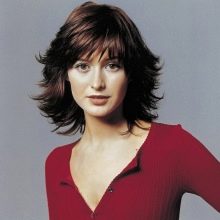 Стрижка боб з чубчиком на середні волосся (фото 52): зачіска з косою чубчиком 2020, багатошарові і подовжені стрижки, особливості інших видів