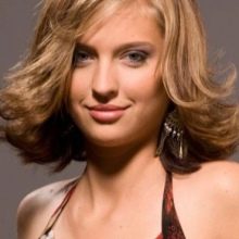 Стрижка боб з чубчиком на середні волосся (фото 52): зачіска з косою чубчиком 2020, багатошарові і подовжені стрижки, особливості інших видів