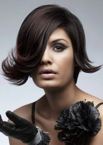 Стрижка боб з чубчиком на середні волосся (фото 52): зачіска з косою чубчиком 2020, багатошарові і подовжені стрижки, особливості інших видів