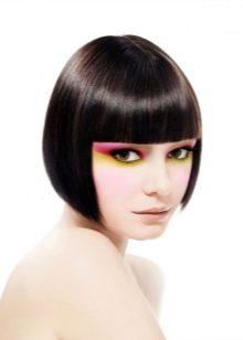 Стрижка боб з чубчиком на середні волосся (фото 52): зачіска з косою чубчиком 2020, багатошарові і подовжені стрижки, особливості інших видів