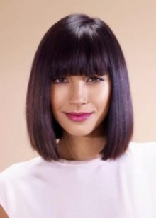 Стрижка боб з чубчиком на середні волосся (фото 52): зачіска з косою чубчиком 2020, багатошарові і подовжені стрижки, особливості інших видів