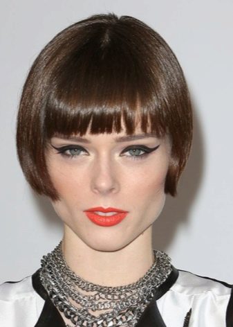 Стрижка боб з чубчиком на середні волосся (фото 52): зачіска з косою чубчиком 2020, багатошарові і подовжені стрижки, особливості інших видів