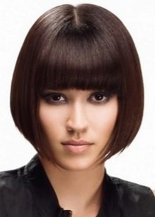Стрижка боб з чубчиком на середні волосся (фото 52): зачіска з косою чубчиком 2020, багатошарові і подовжені стрижки, особливості інших видів