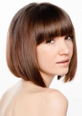 Стрижка боб з чубчиком на середні волосся (фото 52): зачіска з косою чубчиком 2020, багатошарові і подовжені стрижки, особливості інших видів