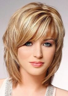 Стрижка дебют з чубчиком на середні і короткі волосся (28 фото): особливості створення зачісок, тонкощі укладання