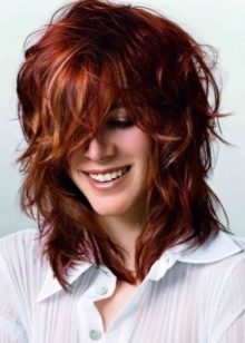 Стрижка дебют з чубчиком на середні і короткі волосся (28 фото): особливості створення зачісок, тонкощі укладання