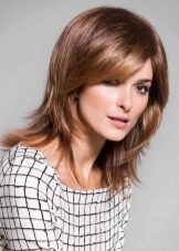 Стрижка дебют з чубчиком на середні і короткі волосся (28 фото): особливості створення зачісок, тонкощі укладання