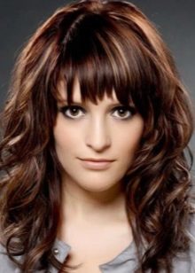 Стрижка драбинка на довге волосся (фото 52): жіноча зачіска на дуже довге волосся, драбинка по всій голові на прямі і хвилясті волосся, вид ззаду і спереду