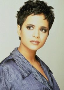 Стрижка гарсон (57 фото): жіночі зачіски на середні, довгі і короткі волосся, подовжені варіанти для жінок