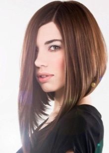 Стрижка нижче плечей (56 фото): прямі волосся з рівним зрізом, модне подовження ззаду і особливості вибору
