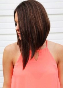 Стрижка нижче плечей (56 фото): прямі волосся з рівним зрізом, модне подовження ззаду і особливості вибору